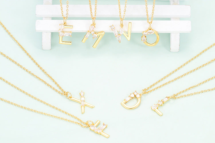Collana donna con lettere inglesi 26 in oro 18k, catena da clavicola, dettaglio elegante e raffinato.