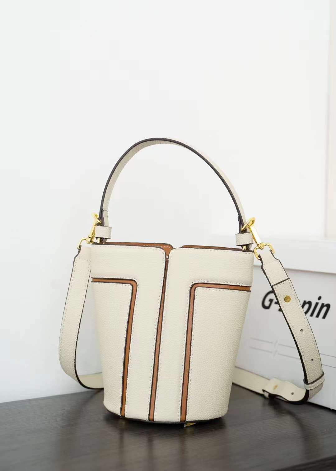 Borsa a tracolla Valstrend in pelle bovina, grande capacità, stile trendy e moderno, con manici robusti e dettagli eleganti.