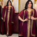 Vestito da donna musulmana in stile mediorientale con abito ricamato e mantella, in tessuto lucente e decorativo.
