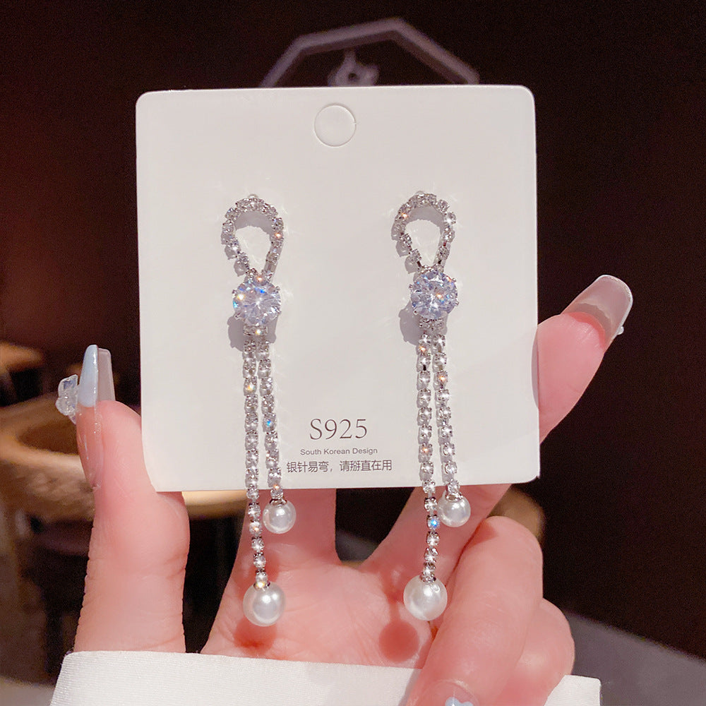 Orecchini in argento sterling con perle di lusso, design elegante e raffinato, perfetti per uno stile sofisticato e femminile.