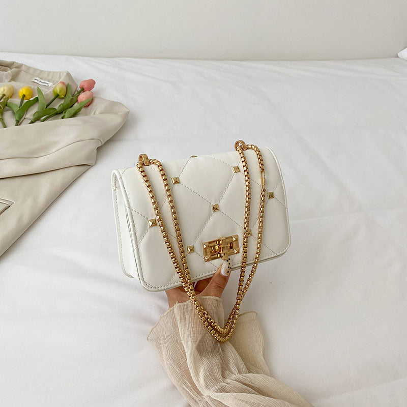 Borsa a tracolla estiva Valstrend con catena, rivetti moda, design popolare, stile casual e alla moda.