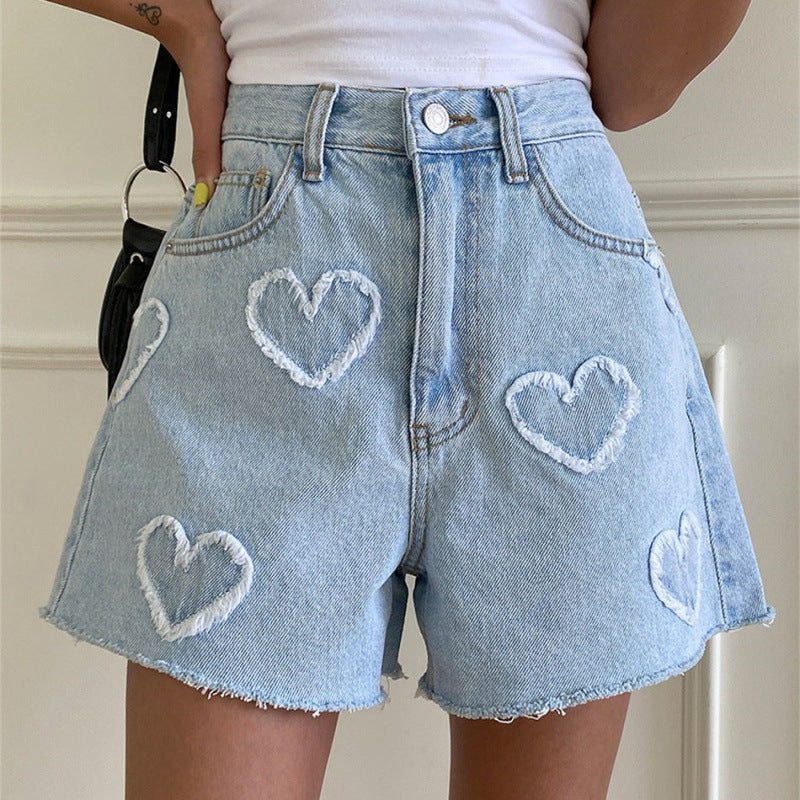 Shorts in denim alta vita Valstrend con motivo cuore sfilacciato, colore chiaro e effetto water scrubbing.