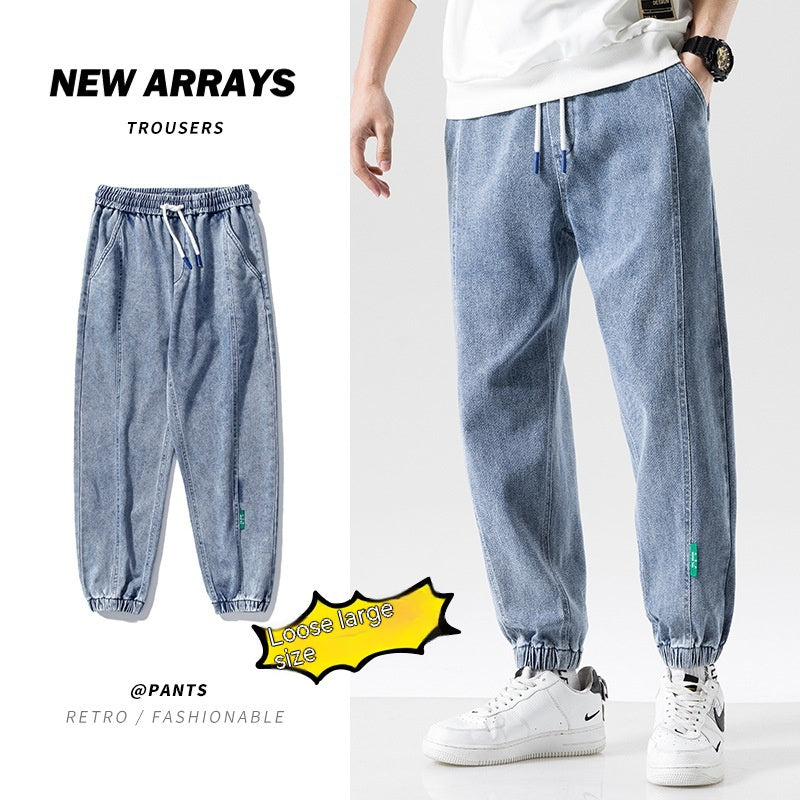 Jeans da uomo a figura ampia con lacci alla caviglia, stile moda plus size, marchio Valstrend shop, dettagli in denim blu.