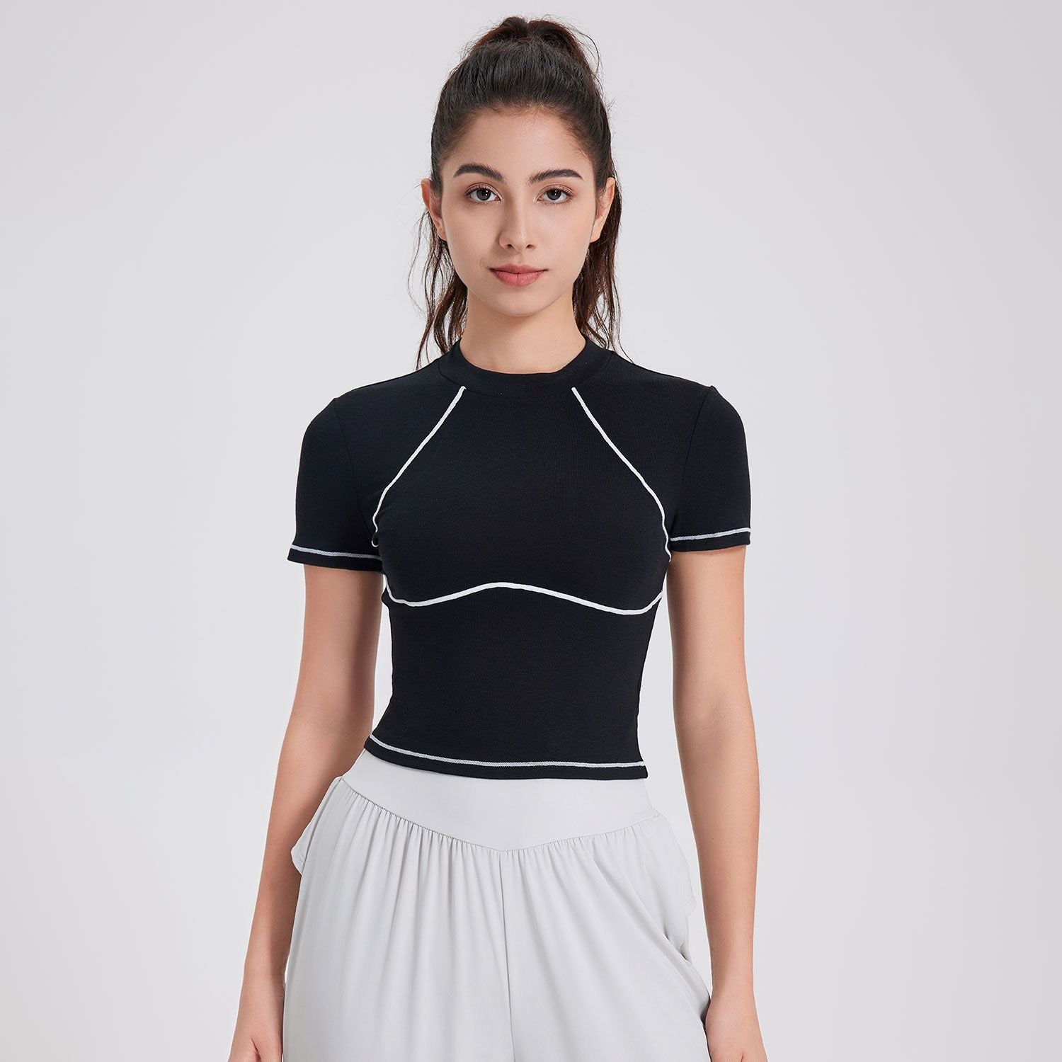 T-shirt sportiva da donna Valstrend, leggera e traspirante, ideale per esercizio e attività fisiche a maniche corte.