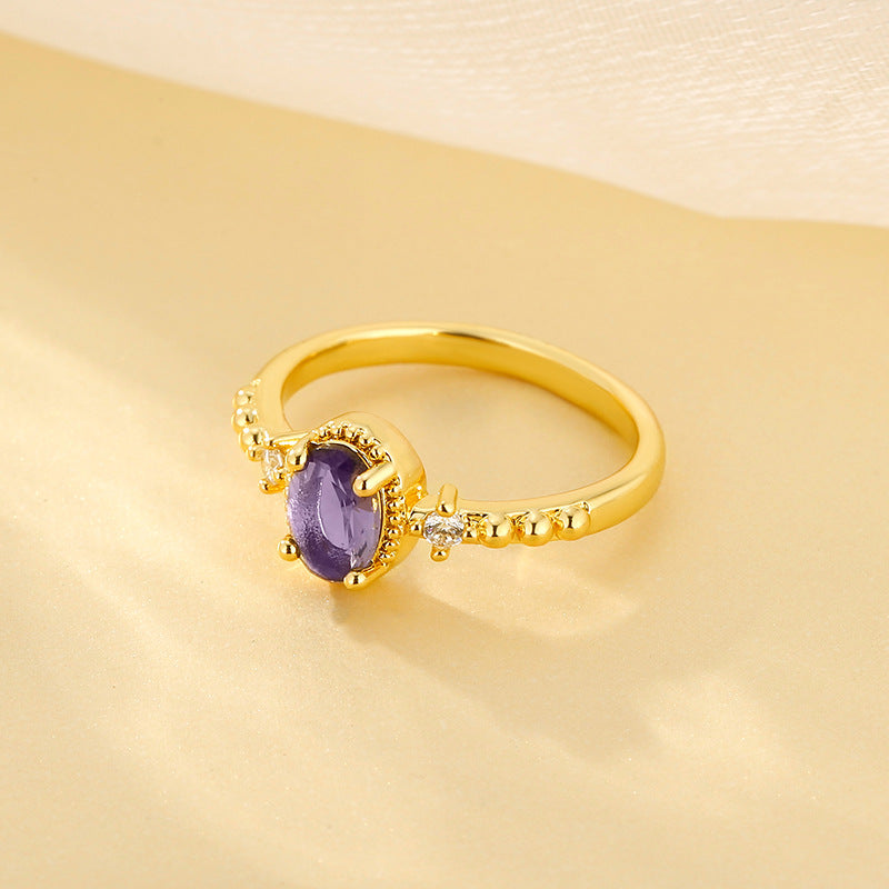 Anello in ametista femminile con design speciale, gioiello Valstrend con pietra viola e dettagli eleganti.