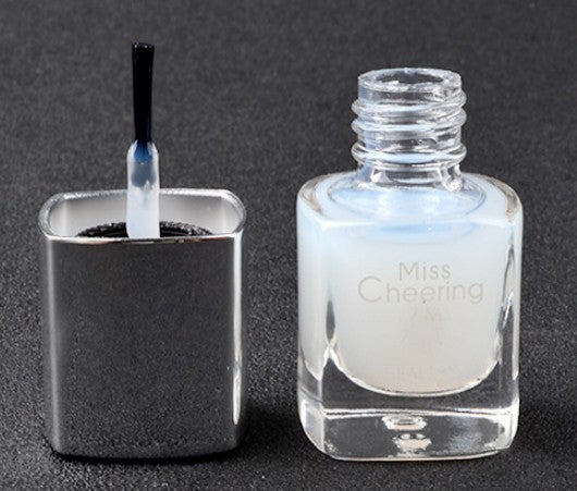 Base coat per unghie Valstrend in color argento, trattamento per manicure con smalto smalto silver lucido e riflettente.