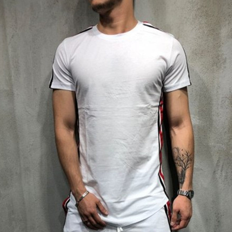 T-shirt a maniche corte con collo rotondo e motivo a righe, design a pannelli, marca Valstrend Shop.