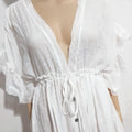 Vestito lungo da spiaggia in tessuto slub, con cintura e bottoni, protezione solare, marca Valstrend, in colore solido.
