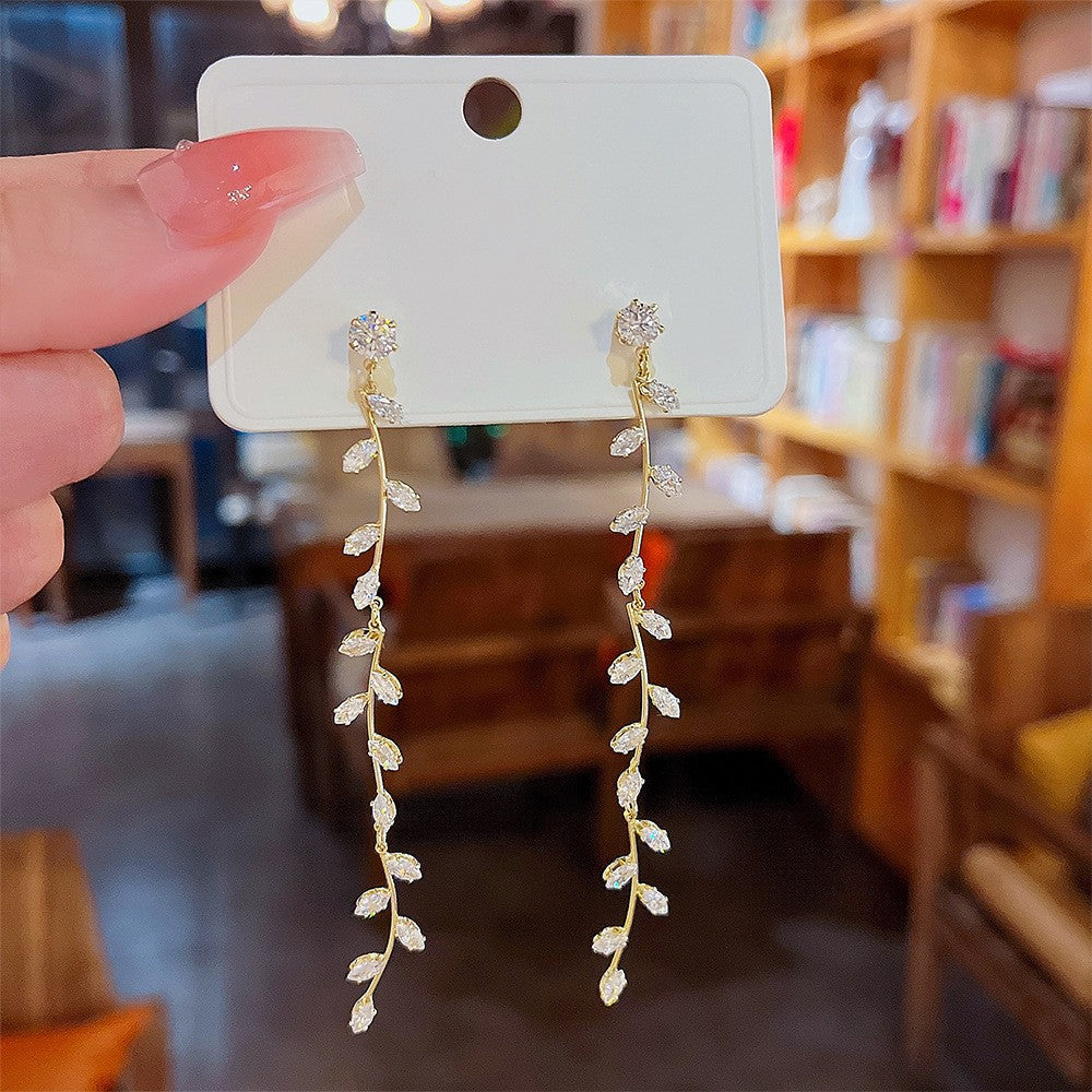 Orecchini eleganti in argento sterling con perle di lusso, design sottile e raffinato, perfetti per uno stile sofisticato.