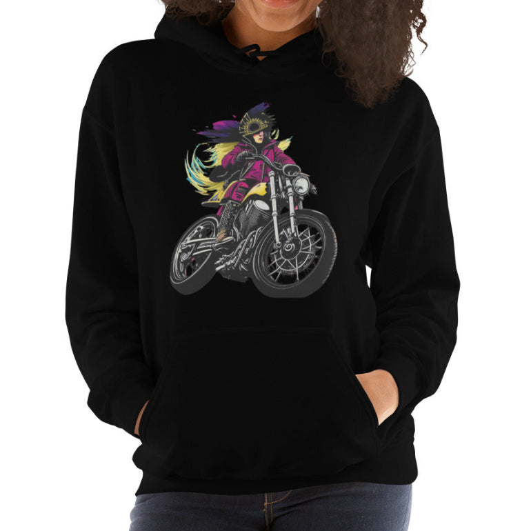Felpa unisex Punk TRIBU di Valstrend shop con design grafico visibile, morbida e comoda, indossata da un modello.