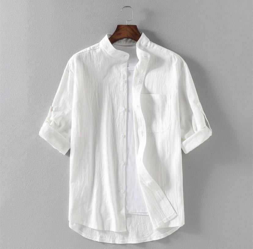 Camicia da uomo in lino Valstrend con colletto alto e vestibilità ampia, bianca e leggera, ideale per look estivi e casual.