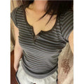 Camicia slim a righe bianche e nere da donna Valstrend, top corto con spalla scoperta e stile hot girl americana.