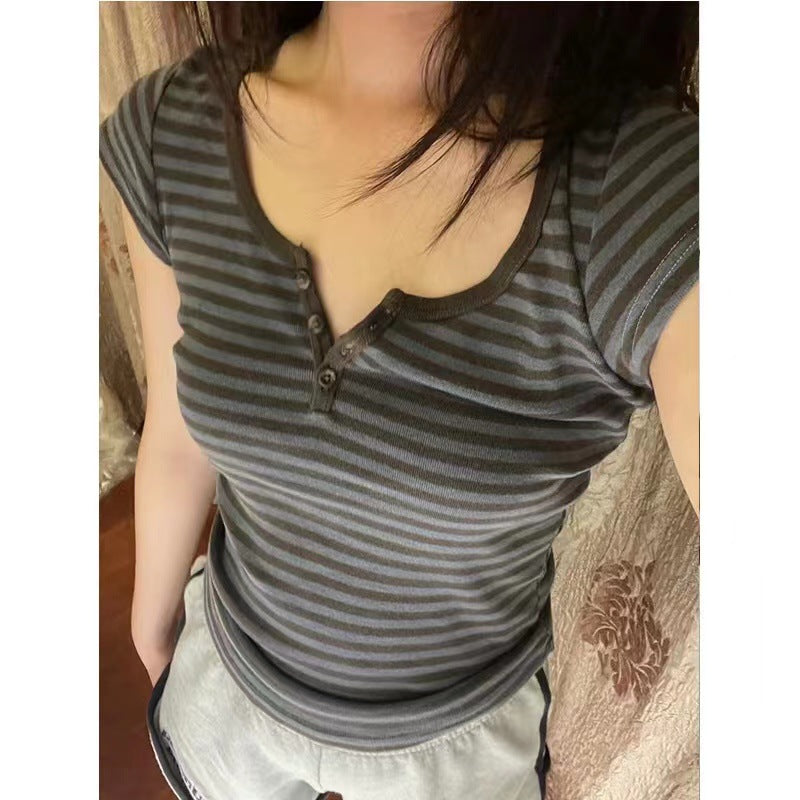Camicia slim a righe bianche e nere da donna Valstrend, top corto con spalla scoperta e stile hot girl americana.