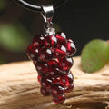 Pendaglio in agata rossa naturale con dettagli di granato a forma d'uva, stile raffinato e naturale, di marca Valstrend.