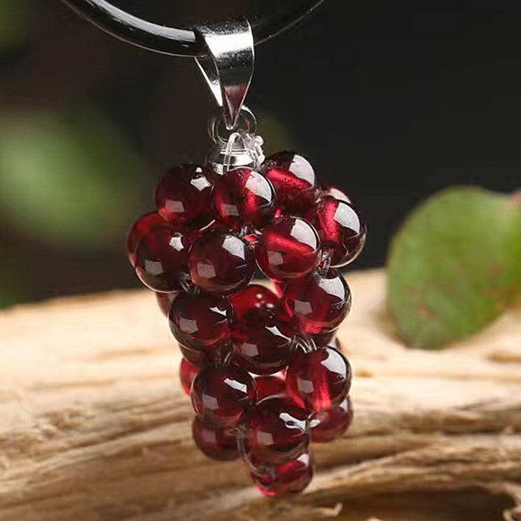 Pendaglio in agata rossa naturale con dettagli di granato a forma d'uva, stile raffinato e naturale, di marca Valstrend.