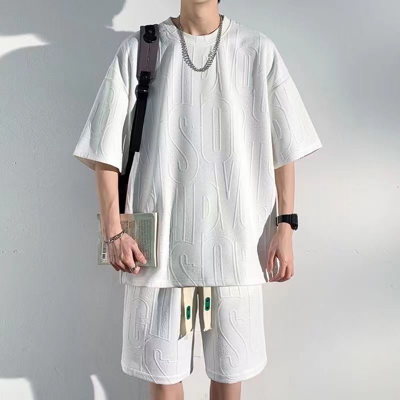 Completo uomo Valstrend in maglia a nido d'ape con pantaloncini corti a maniche corte, stile casual e comodo.