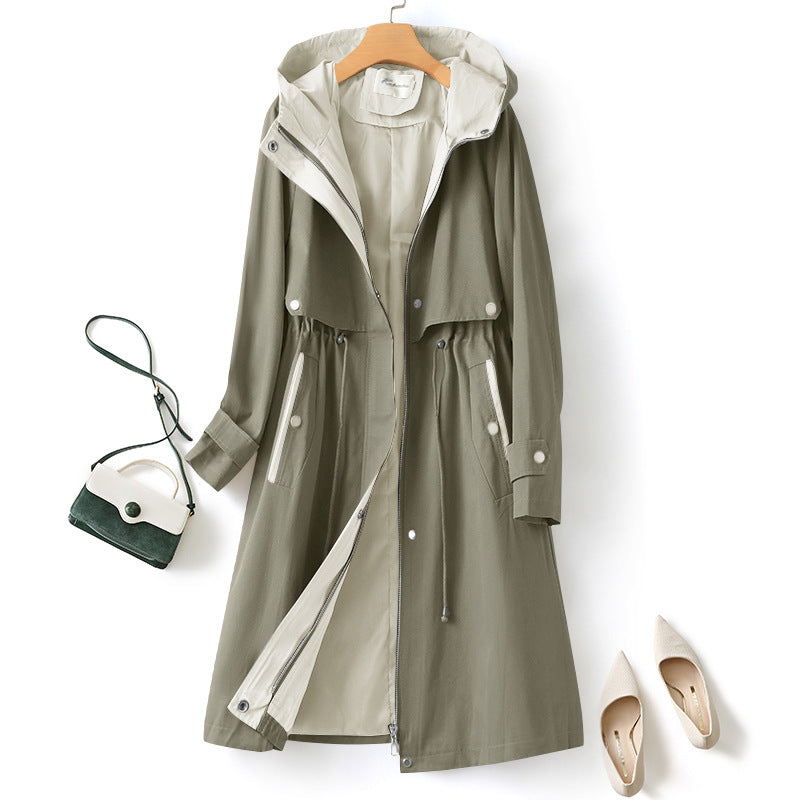 Cappotto con cappuccio in stile fashion color contrast per donna, marca Valstrend, con dettagli colorati e design moderno.