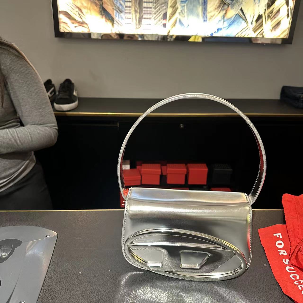 Borsa a tracolla con una spalla Valstrend, ciondolo Jingle, design elegante, in pelle sintetica nera con dettagli metallici.