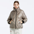 Giacca corta in cotone da donna Valstrend, stile fashion, con collo e maniche, indossata da una donna in posa elegante