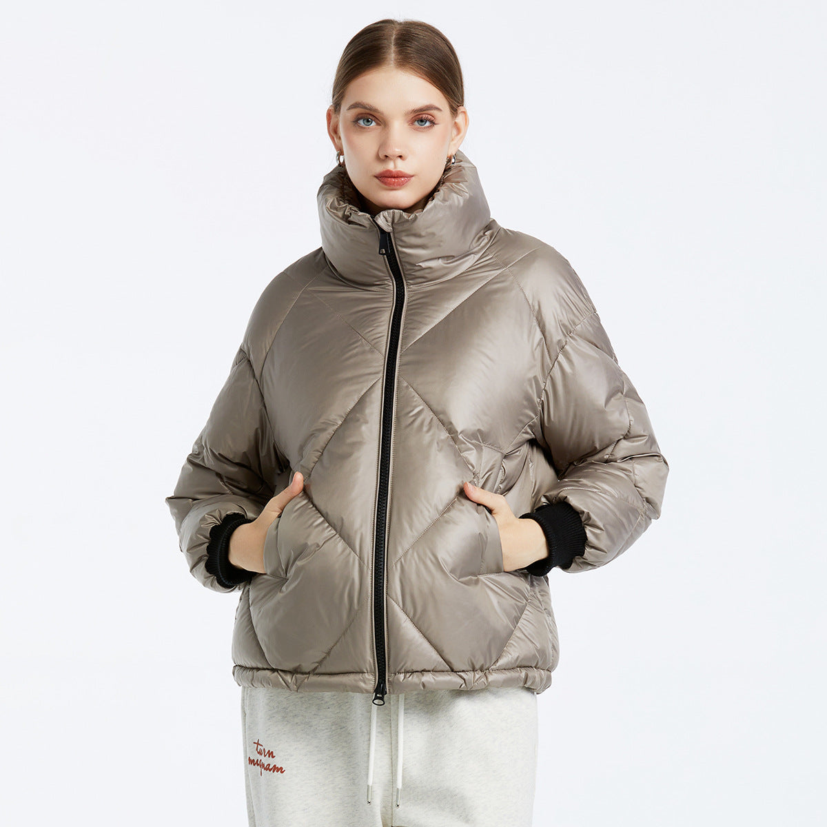 Giacca corta in cotone da donna Valstrend, stile fashion, con collo e maniche, indossata da una donna in posa elegante