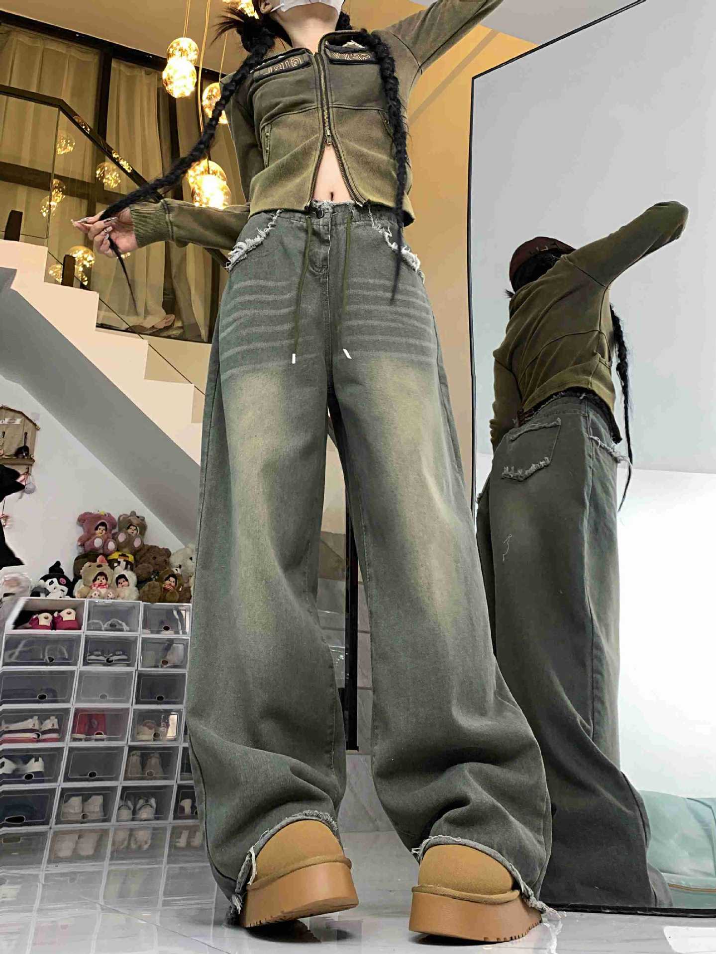 Pantaloni in jeans larghi casual con orli sfilacciati e lavati, marchio Valstrend shop, vista frontale con dettagli di vestibilità.