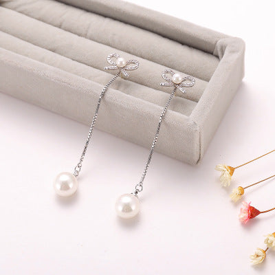 Orecchini pendenti in argento sterling con fiocco, perle e design ipollergenico, stile versatile e elegante, brand Valstrend.