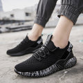 Scarpe sportive alte Valstrend Shop, sneakers da ginnastica con design moderno e suola robusta, visibili in primo piano.
