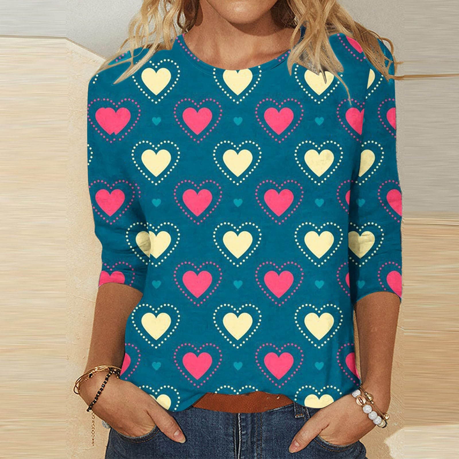 Maglietta donna Valstrend con stampa cuori e collo rotondo, perfetta per il giorno di San Valentino, con motivo romantico e femminile