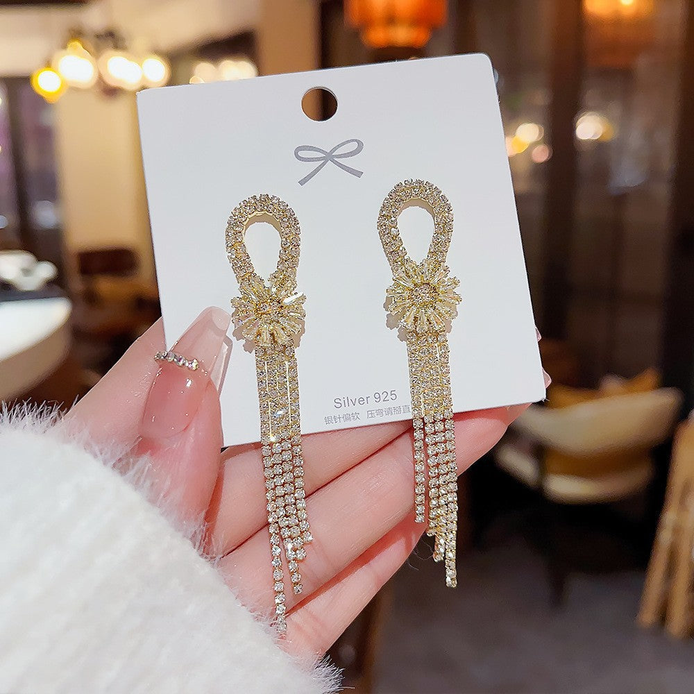 Orecchini pendenti in argento sterling con perle di lusso, design elegante e raffinato, perfetti per uno stile sofisticato.