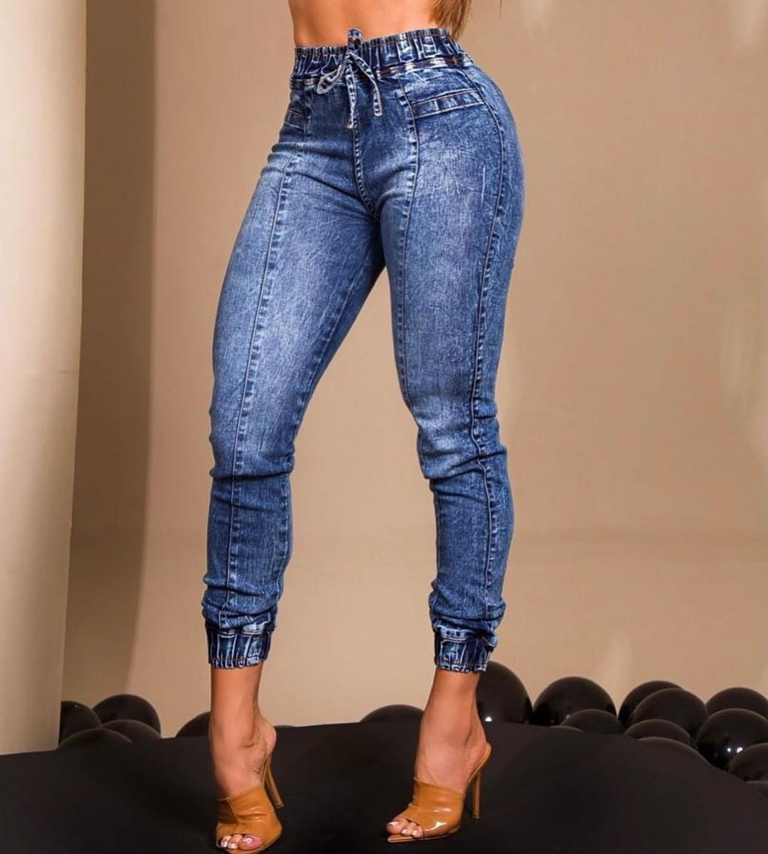 Jeans slim fit da donna Valstrend shop con vita elastica e lacci, tessuto resistente e design aderente, colore blu.