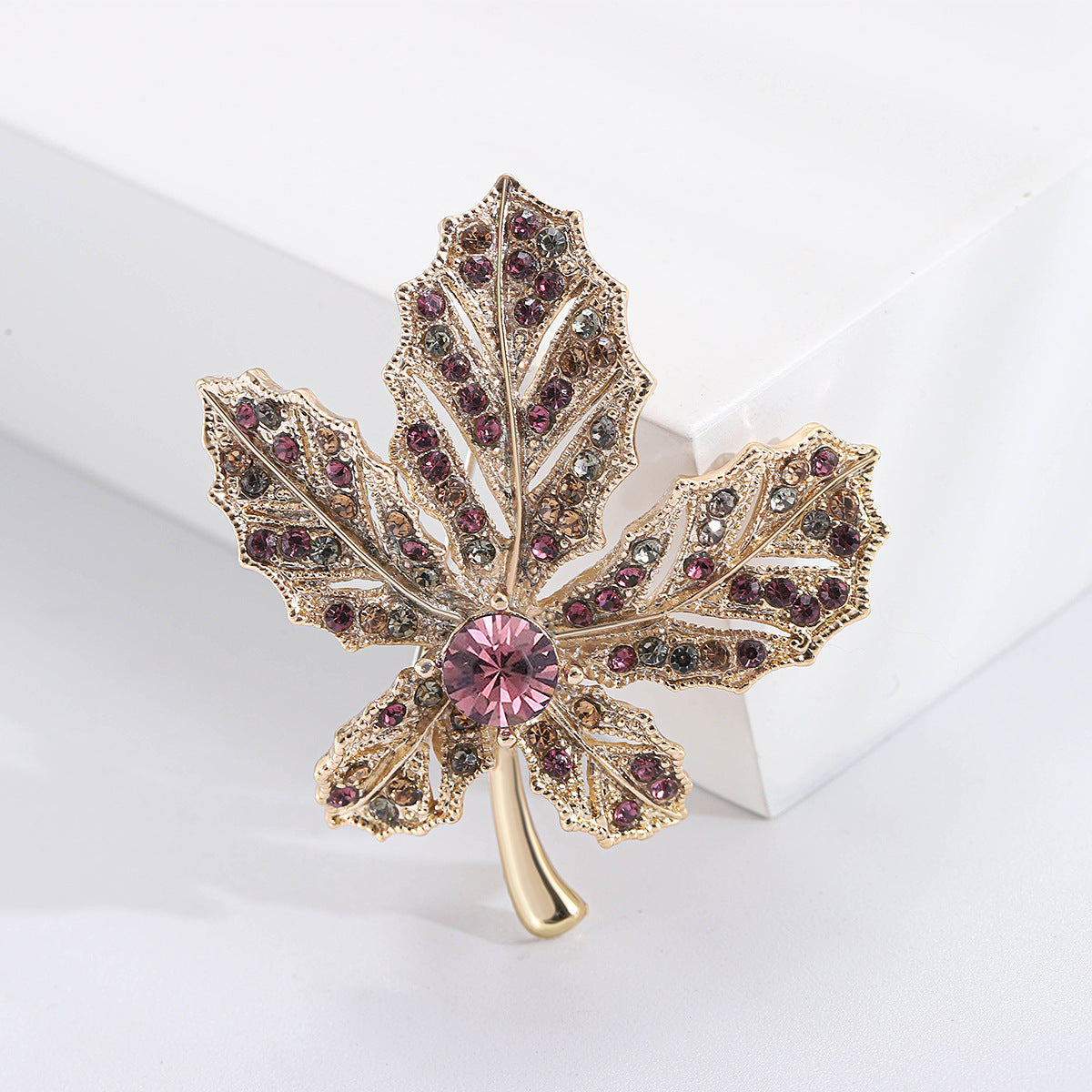 Spilla femminile in lega con design di acero e diamanti, decorazione elegante, dettaglio raffinato in metallo lucido.