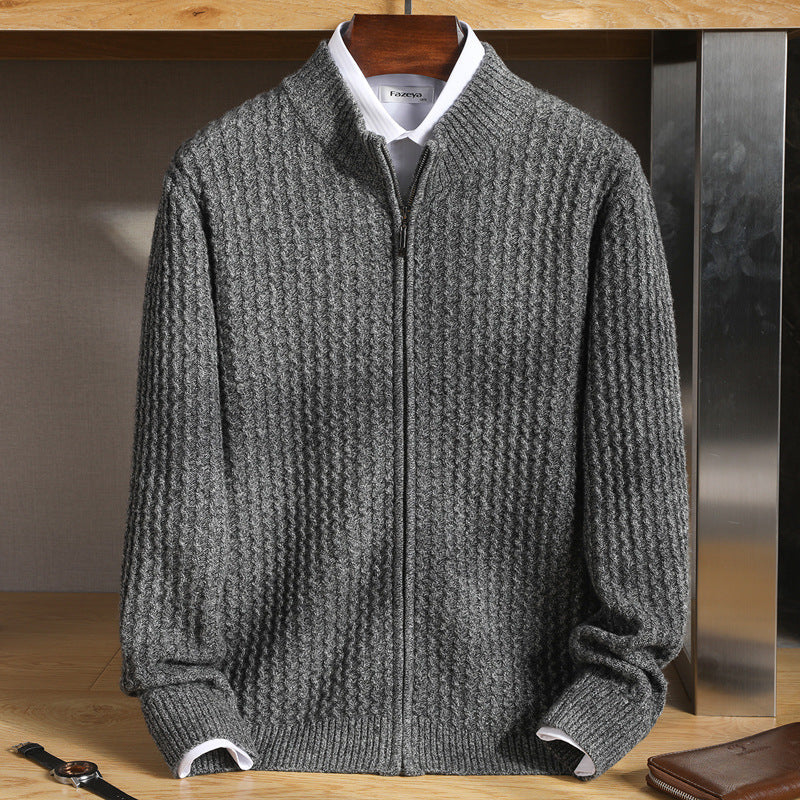 Maglione casual da uomo in pura lana Valstrend, colore grigio, con collo rotondo e maniche lunghe, vista frontale.