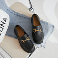 Scarpe donna Valstrend stile british retrò, slip-on con bottoni dorati, punta rotonda e suola platform in PVC.