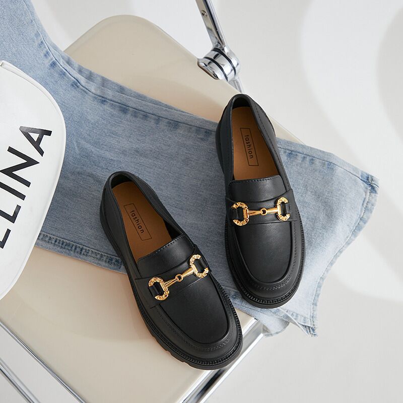 Scarpe donna Valstrend stile british retrò, slip-on con bottoni dorati, punta rotonda e suola platform in PVC.