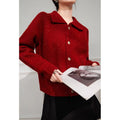 Maglione da donna Valstrend in seta rossa brillante, modello largo e semplice con scollo a rever, tessuto lucido e stile elegante.