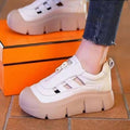 Scarpe estive da donna Valstrend con zeppa, design casual e traforato, ideali per look estivi e comodi.