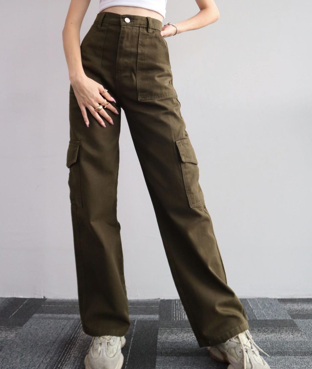 Jeans da donna alla moda Valstrend, a tre dimensioni e coordinati, con dettagli di stile e vestibilità moderna.