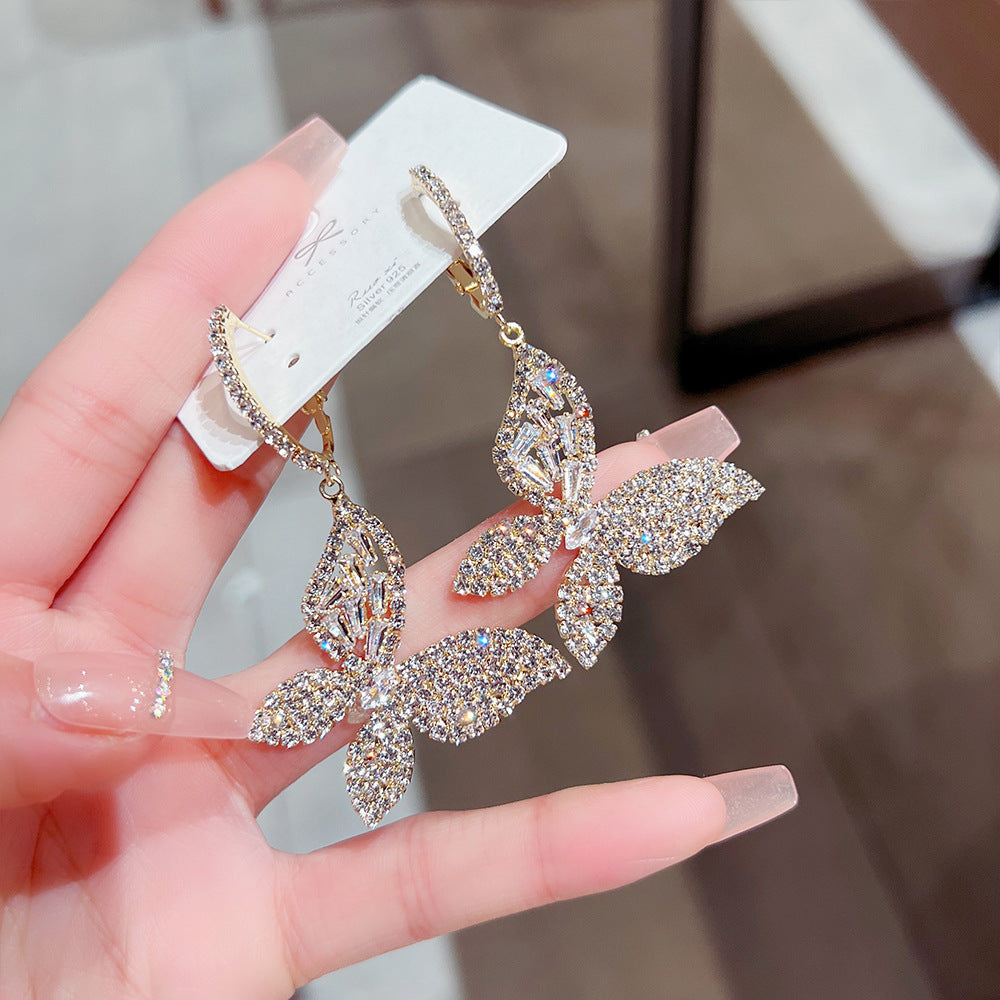 Orecchini in argento sterling con perle lucide e dettagli eleganti, stile raffinato e personalità distintiva, marca Valstrend.