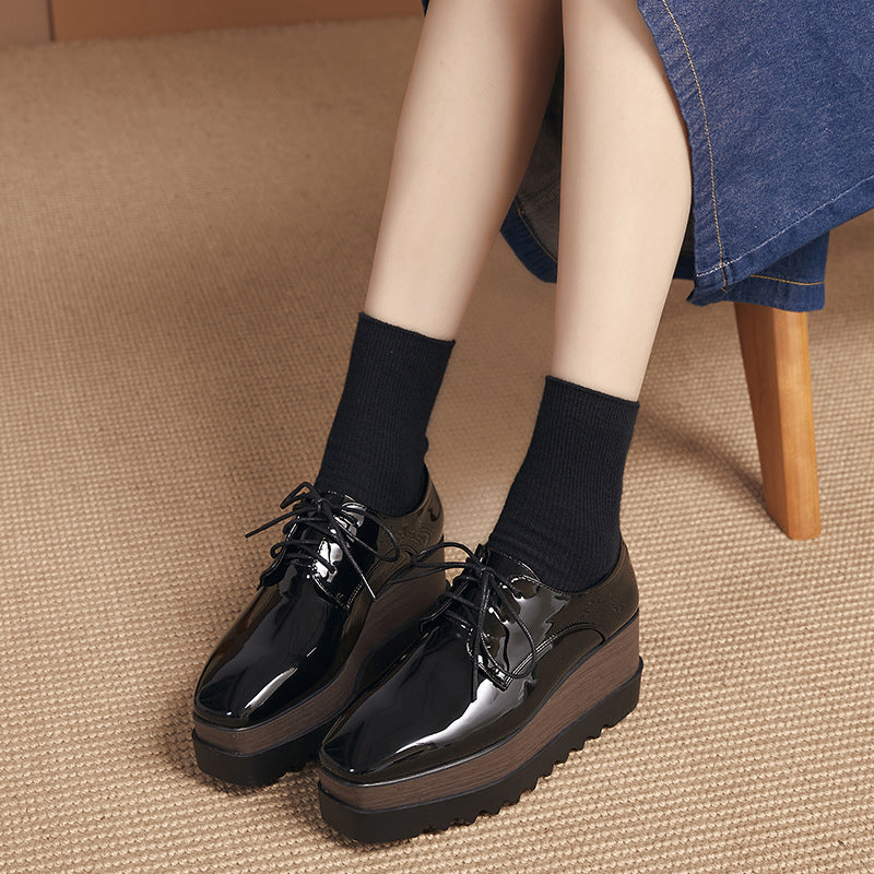Scarpe platform da donna in stile britannico Valstrend con suola alta e dettagli eleganti, visibili in primo piano nell'immagine.