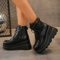 Stivali platform Valstrend in nero con tacco a zeppa di 95 cm, scarpe da ginnastica a stivaletti con suola spessa e design slim.