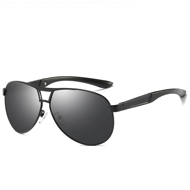 Occhiali da sole da uomo Valstrend con montatura stilosa e lenti polarizzate, design alla moda e protezione UV.