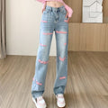 Jeans donna a gamba larga Valstrend con lettere ricamate, pantaloni dritti e stile casual, visibili in primo piano.