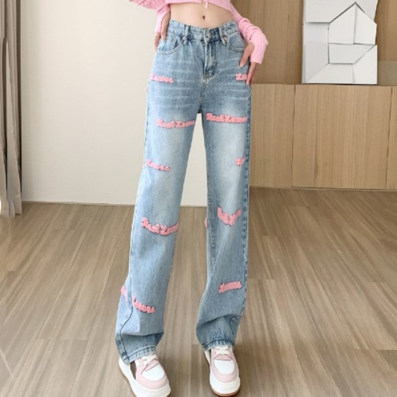 Jeans donna a gamba larga Valstrend con lettere ricamate, pantaloni dritti e stile casual, visibili in primo piano.