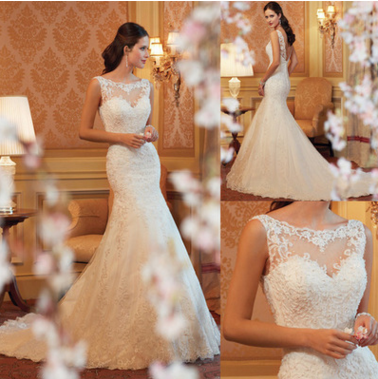Abito da sposa con coda a sirena in pizzo, modello Valstrend, elegante e raffinato, con dettagli in pizzo e gonna a sirena.