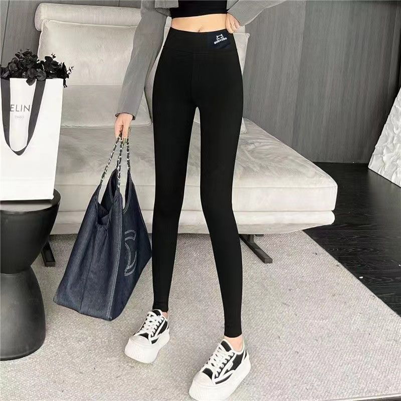 Pantaloni da donna Valstrend in cashmere semplice con taglio sportivo, morbidi e comodi, ideali per uno stile casual e raffinato.