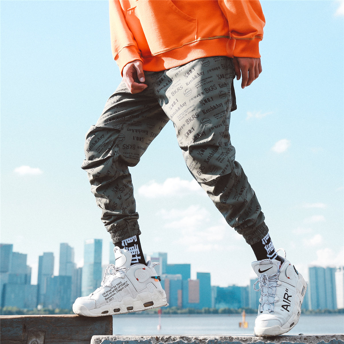 Leggings cropped Valstrend shop in tessuto elastico con vita alta e design moderno, ideali per sport e casual.