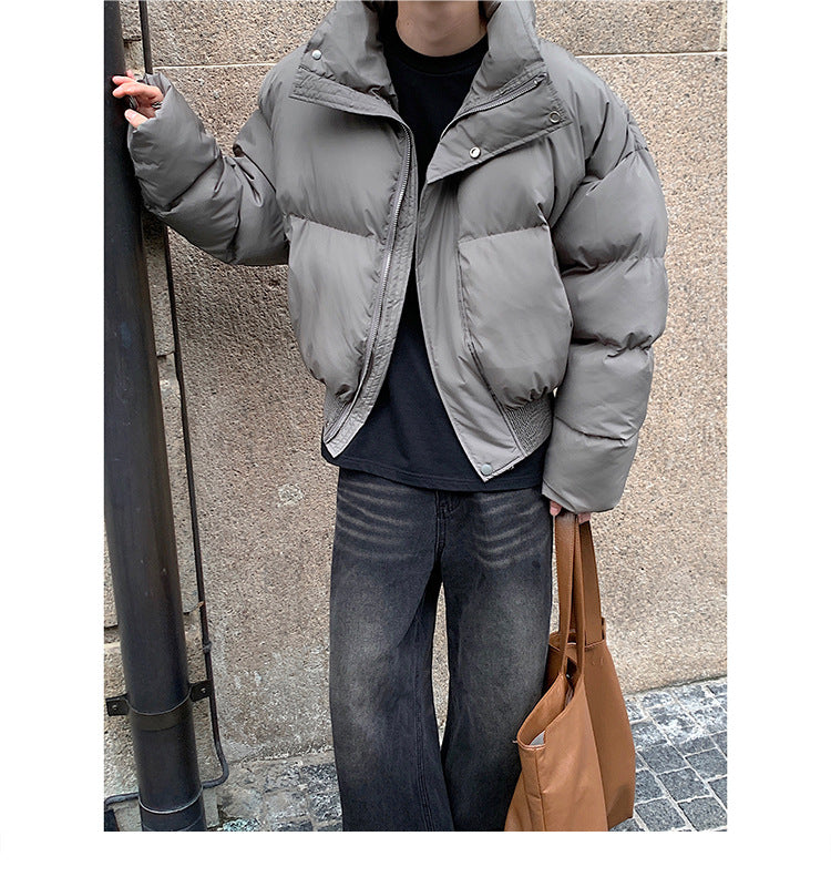 Giacca corta in cotone Valstrend con colletto alto e zip, stile versatile per uomo, dettaglio frontale e tessuto morbido.