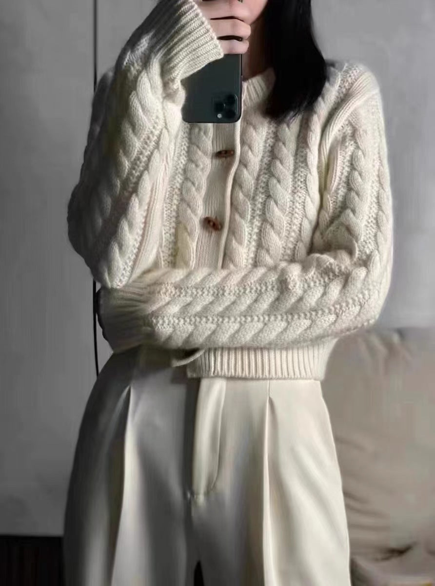 Cardigan donna Valstrend in cashmere con bottoni e design twist, morbido e elegante.