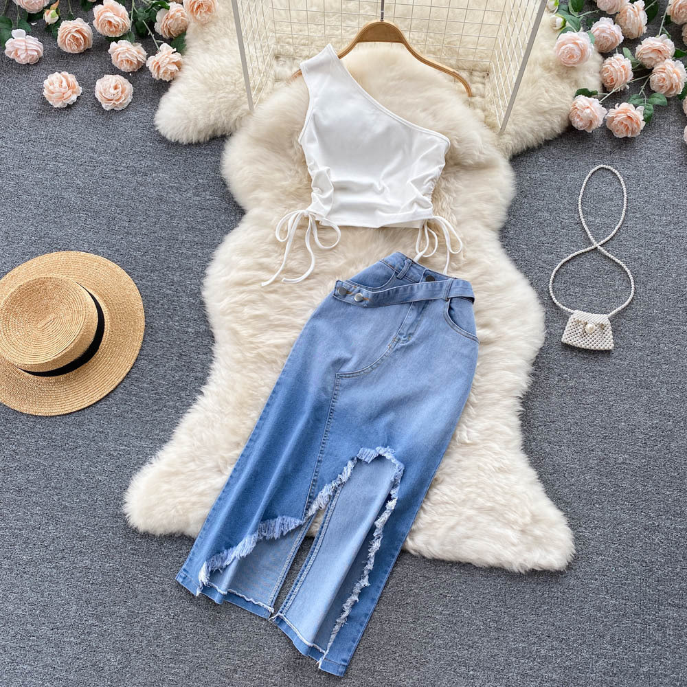 Set donna moda Valstrend con gilet plissettato, gonna jeans a taglio irregolare e dettaglio legato, due pezzi.