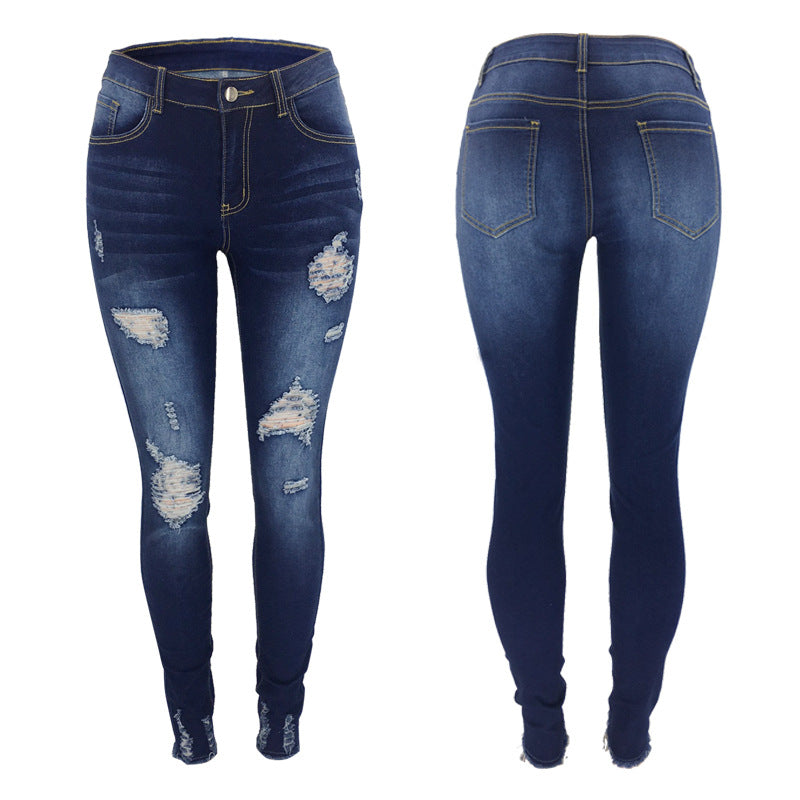 Jeans skinny da donna Valstrend shop con strappi, vestibilità slim e stile casual, visibili in primo piano nell'immagine.